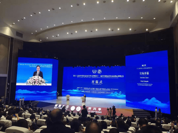中国红牛出席中国食品安全年会， 董事长严彬荣获“最具社会责任企业家”殊荣